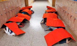 Khi tình huống nguy hiểm xảy ra, chăn chống đạn sẽ bảo vệ các em học sinh và giúp chúng an toàn. Ảnh: bodyguardblanket.com