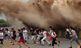 Sóng 'thủy quái' trên sông Tiền Đường