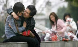 Yan Xiaoxu, 24 tuổi, tới từ tỉnh Chiết Giang, Trung Quốc chưa bao giờ kinh doanh món hàng nào trên mạng trước Tết Nguyên Đán. Tuy nhiên, sau đó anh lại tự rao bán chính mình. Trong mục giới thiệu về sản phẩm trên trang bán hàng trực tuyến Taobao.com, Yan 