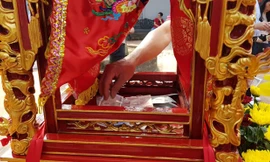 Chưa khai ấn, đua nhau đặt tiền vào mâm lễ, kiệu ấn đền Trần