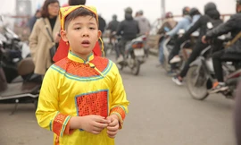 Một Táo quân nhí giúp người dân thả cá không thả túi nilon"