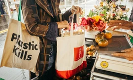 Thay đổi thói quen sử dụng túi nylon bằng các loại túi thân thiện với môi trường.