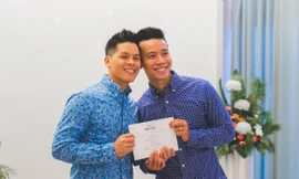 John Huy nắm chặt tay bạn trai trong ngày trọng đại.