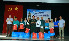 Đại diên Tân Hiệp Phát trao tặng quà cho người nghèo.