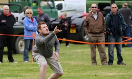 Độc đáo lễ hội dùng trán thi nhau đập trứng