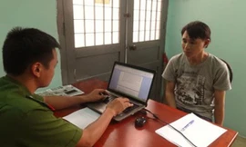 Lương Trung Thuyên (phải) tại cơ quan điều tra.