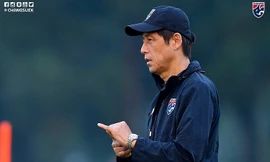 HLV Nishino trên sân tập của đội tuyển Thái Lan ở Trung tâm đào tạo Viettel. Ảnh: FAT.