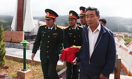 Lãnh đạo huyện Tu Mơ Rông đưa hài cốt liệt sĩ về nơi an nghỉ cuối cùng