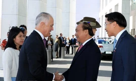  Thủ tướng Australia Malcolm Turnbull đón Thủ tướng Nguyễn Xuân Phúc và Phu nhân. (Ảnh: Thống Nhất/TTXVN​) 