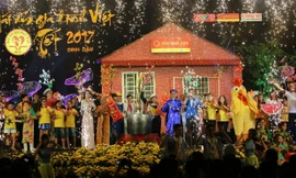 “Mái ấm gia đình Việt” với sự tham gia của nhiều ca sĩ, nhóm nhạc nổi tiếng đã đem đến nhiều niềm vui, hạnh phúc cho hàng nghìn em nhỏ có hoàn cảnh đặc biệt nhân dịp Tết đến.