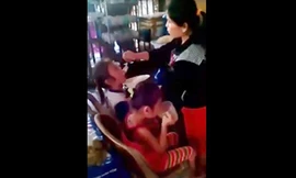 Clip hai bé gái bị bảo mẫu đút cơm như hành hạ