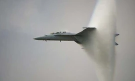 Máy bay chiến đấu tạo ra một cái nón từ hơi nước.