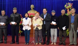 Bộ trưởng Trương Minh Tuấn chụp ảnh lưu niệm với người cao tuổi