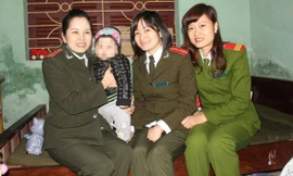 Cháu bé trong vòng tay của những người mẹ hiền