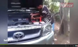 Hãi hùng lôi rắn khổng lồ từ động cơ ô tô