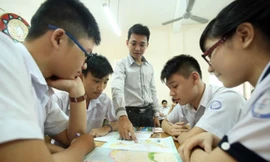 Thầy trò Trường THPT Marie Curie (TP.HCM) ôn tập môn địa lý - Ảnh: Đào Ngọc Thạch 