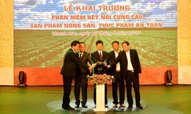 Đại diện lãnh đạo UBND tỉnh Thanh Hóa, Cục An toàn Thực phẩm và Tập đoàn VNPT nhấn nút khai trương Phần mềm kết nối cung cầu sản phẩm nông sản, thực phẩm an toàn tỉnh Thanh Hóa