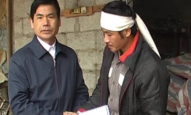 Cấp ủy, chính quyền động viên, hỗ trợ gia đình ông Núm. Ảnh: CB