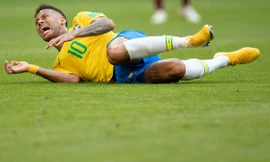 Neymar luôn phản ứng thái quá mỗi lần bị phạm lỗi.