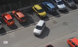 Nữ tài xế vất vả lùi xe vào bãi đỗ