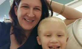 Nolan cùng mẹ. Ảnh: Facebook.