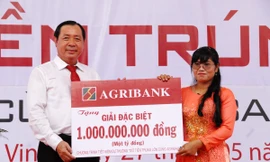 Agribank trao sổ Tiết kiệm 01 tỷ đồng cho khách hàng trúng giải Đặc biệt thứ 2 