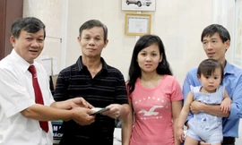 Chị Lý và gia định nhận lại tài sản từ tài xế Nguyễn Dũng. Ảnh: Ngọc Quỳnh.