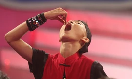 Nổi da gà xem 'siêu nhân' nhai bóng đèn