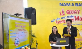 Bà Phạm Thị Vân – đại diện Sở Công thương TP HCM hỗ trợ quay số tìm ra chủ nhân Giải tuyệt đỉnh – Laptop Apple Macbook Air là khách hàng Trương Sĩ Thị Lài.