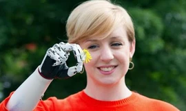 Nicky Ashwell có thể dùng tay giả cầm những vật nhỏ như một bông hoa. Ảnh: The Guardian