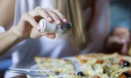 Đàn ông yếu sinh lý có thể do ăn quá mặn