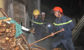 Lực lượng cứu hỏa tại hiện trường.