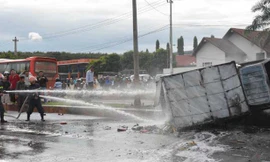 Lực lượng cảnh sát PCCC tiến hành dập lửa.