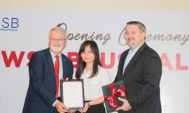 Giáo sư Peter Shergold AC (trái), Chủ tịch Hội đồng ĐH Western Sydney tại lễ trao học bổng - Ảnh MAI KHÔI