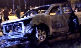 Ôtô cháy trơ khung sau khi kéo lê xe máy của cảnh sát. Ảnh: Phú Quốc.