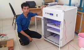 Võ Ngọc Tiếng và chiếc máy ấp trứng cho mình thiết kế. Ảnh: NVCC.