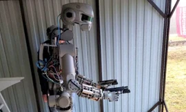 Fedor thử nghiệm bắn súng hai tay. Ảnh: Twitter.