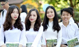 Ngắm vẻ đẹp của nữ sinh trường Bưởi trong tà áo dài ngày bế giảng