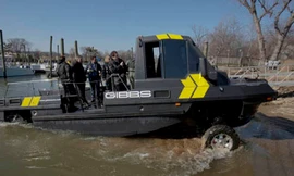 Humdinga có thể chạy ở cả trên cạn lẫn phi dưới nước.