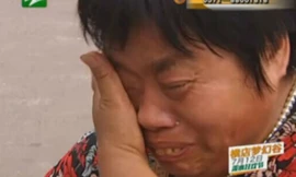 Chê mẹ xấu xí, con trai nhất quyết không chịu gặp mặt