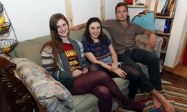 Ba sinh viên tìm được bọc tiền gần 1 tỷ trong chiếc sofa cũ