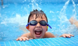 Cho con đi bơi: Cách khắc phục nước vào tai bé