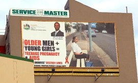 Một tấm biển ở Nam Phi với nội dung cảnh báo mối nguy hiểm của căn bệnh HIV/AIDS đối với vị thành niên