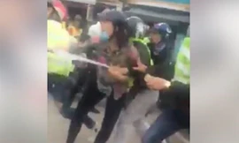 Người phụ nữ đứng ra can ngăn nhưng không thể vì nhóm thanh niên khá đông. Ảnh: Chụp màn hình