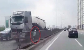 2 cô gái phóng xe máy ngược chiều, ô tô chạy 70 km/giờ đuổi không kịp