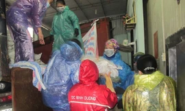 Lực lượng chức năng bốc dỡ số hải sản bị nhiễm cadimi và phenol tại các cơ sở đông lạnh tại xã Thạch Kim, Lộc Hà. 