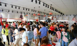 Lượng khách ồ ạt kéo đến Juno để mua xăng đan chơi hè