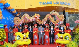 Nghi thức cắt băng khánh thành Thắng Lợi Building