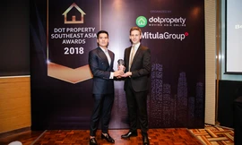 Ông Trần Thái Sơn – Phó Tổng Giám đốc Công ty cổ phần Khai Sơn đại diện Công ty nhận giải thưởng