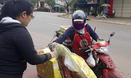 Nhiều người dừng bên đường, quyên tiền hỗ trợ thân nhân vụ tai nạn xe rước dâu. Ảnh: NVCC